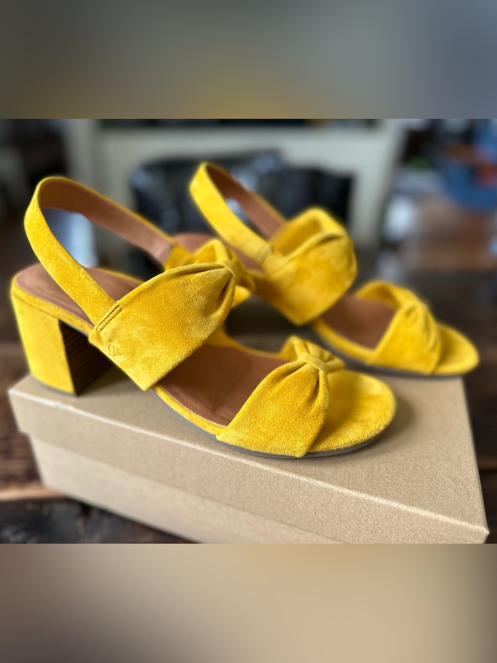 gentle souls by Kenneth Cole Yellow Suede Bow Detail Block Heels size 10
